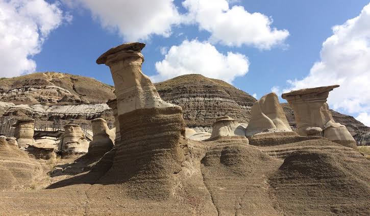 Drumheller Day Trip from Calgary: Dinosaurs, Hoodoos and Badlands (2026)